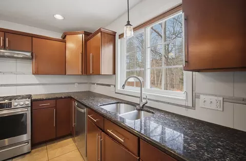 70 Hartwick St, Springfield, MA 01108 photo 9
