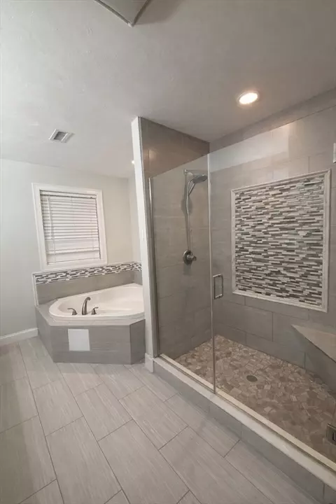 Bath - 37 W Millbury Rd, Sutton, MA 01590 photo 4 of 5