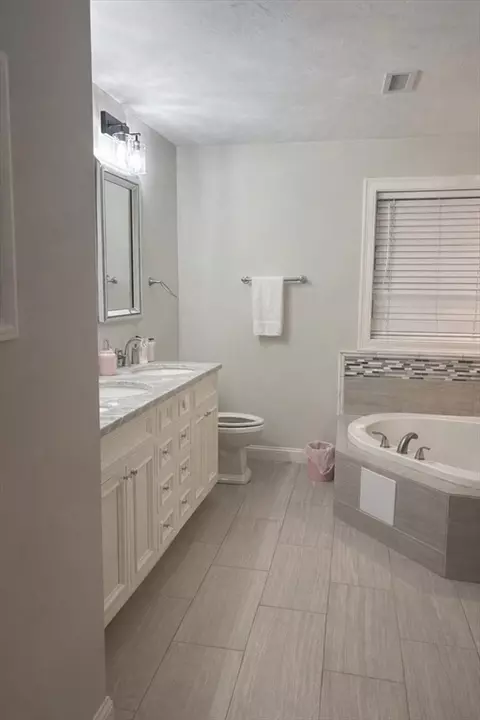 Bath - 37 W Millbury Rd, Sutton, MA 01590 photo 5 of 5