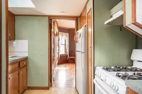 Entry Way - 445 Madison St, Fall River, MA 02720 photo 2 of 4