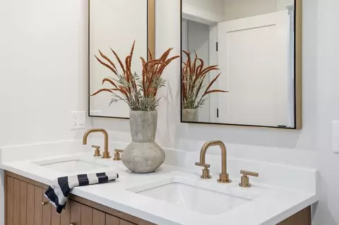 Bath - 2 Collier Rd, Scituate, MA 02066 photo 2 of 4