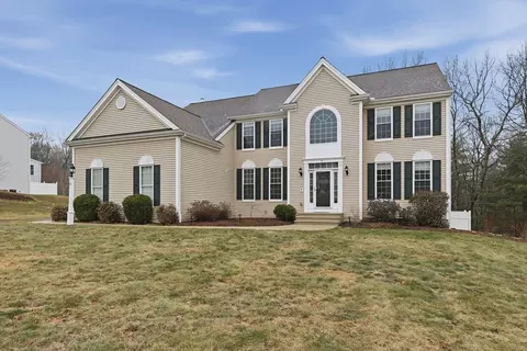 11 Howarth Dr, Upton, MA 01568