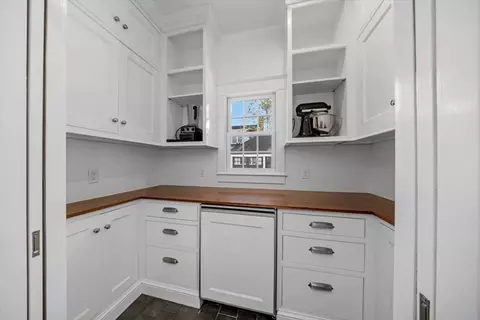 Kitchen - 25 Irving St, Hingham, MA 02043 photo 4 of 4