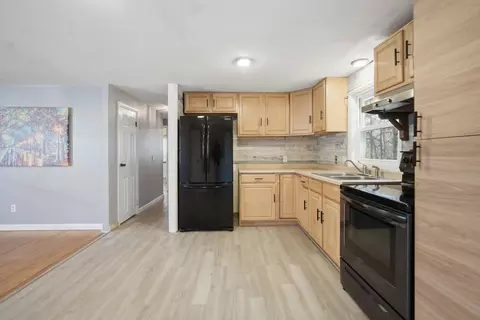 239 Hanson Dr, Springfield, MA 01128 photo 5