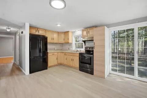 239 Hanson Dr, Springfield, MA 01128 photo 3