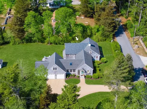 81 Aucoot Rd, Mattapoisett, MA 02739