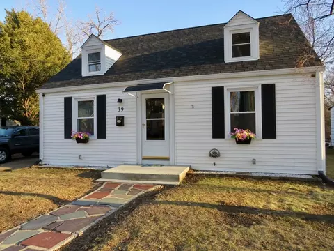 39 Balfour Dr, Springfield, MA 01118