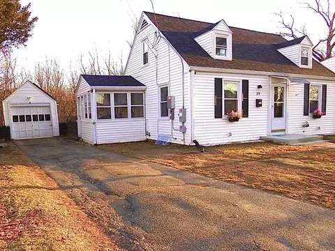 39 Balfour Dr, Springfield, MA 01118 photo 2