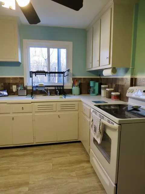39 Balfour Dr, Springfield, MA 01118 photo 9