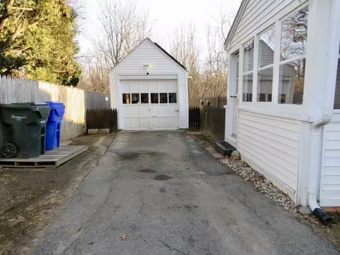 39 Balfour Dr, Springfield, MA 01118 photo 3