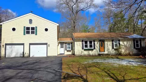 11 Walnut St, Douglas, MA 01516