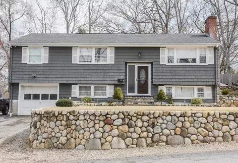 215 Trull Ln E, Lowell, MA 01852