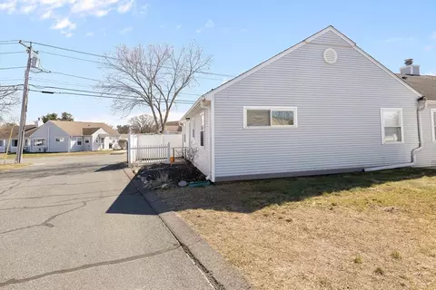 Exterior - 54 Mitchell Dr #54, Chicopee, MA 01022 photo 6 of 8