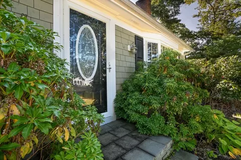 679 N Falmouth, Falmouth, MA 02556