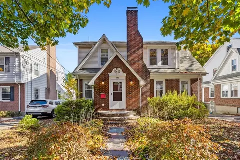 303 Russett Rd, Chestnut Hill, MA 02467