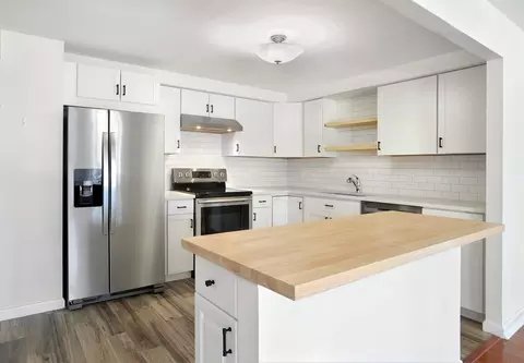 1 Commodore Ct #202, Hull, MA 02045