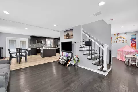 Entry Way - 42 Ringgold St, Springfield, MA 01104 photo 1 of 5