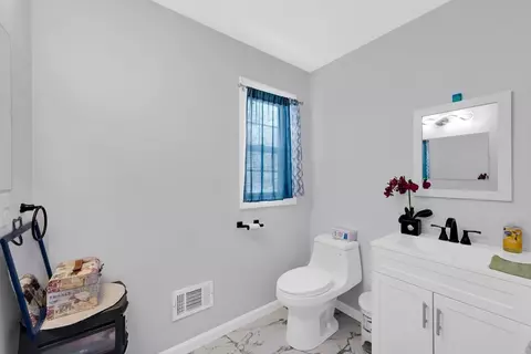 Bath - 42 Ringgold St, Springfield, MA 01104 photo 1 of 6
