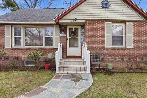 19 Carnavon Cir, Springfield, MA 01109 photo 6
