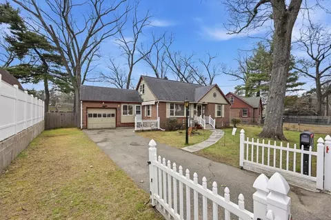 19 Carnavon Cir, Springfield, MA 01109 photo 4