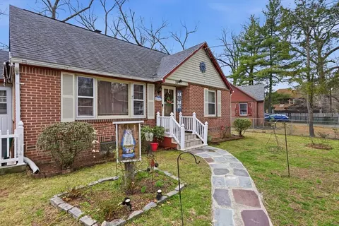 19 Carnavon Cir, Springfield, MA 01109 photo 3