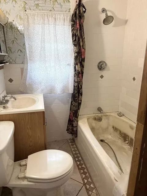 Bath - 154 Barnaby St, Fall River, MA 02720 photo 1 of 3