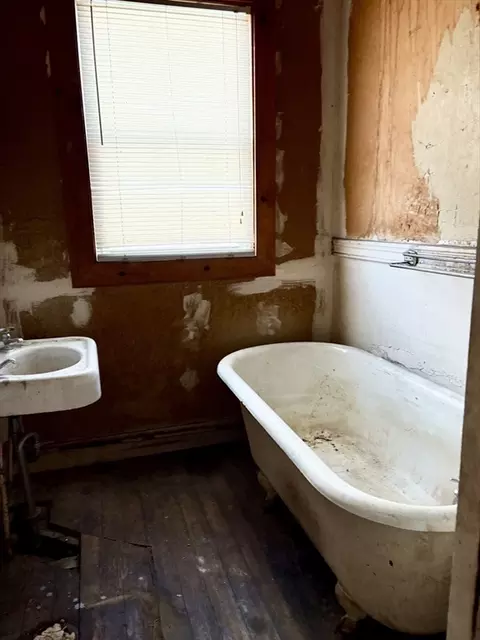 Bath - 154 Barnaby St, Fall River, MA 02720 photo 2 of 3