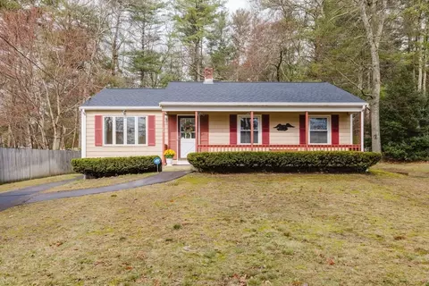 25 Acorn St, Middleboro, MA 02346