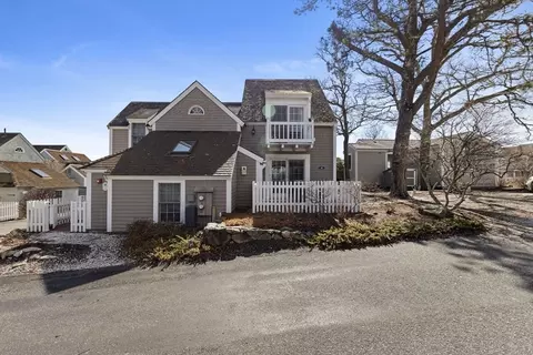 4 Hyannis Point Rd #4, Mashpee, MA 02649