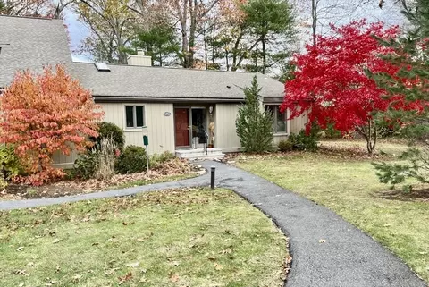 152 Chestnut Cir #152, Lincoln, MA 01773