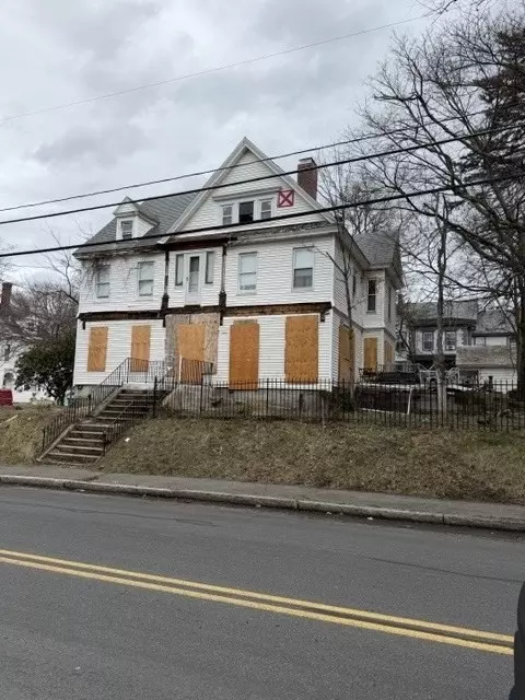 337 Beacon St, Lowell, MA 01850