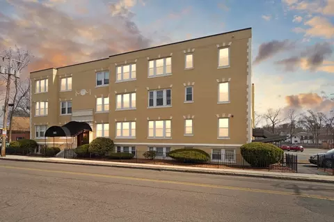 515 Pleasant St #3-1, Melrose, MA 02176