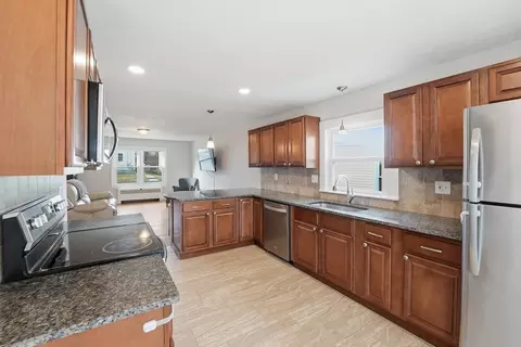 38 White St, Chicopee, MA 01013 photo 9