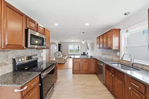38 White St, Chicopee, MA 01013 photo 11