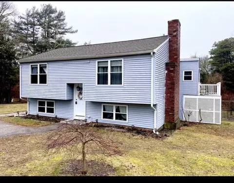 8 Scraggy Neck Road Ext, Cataumet, MA 02534