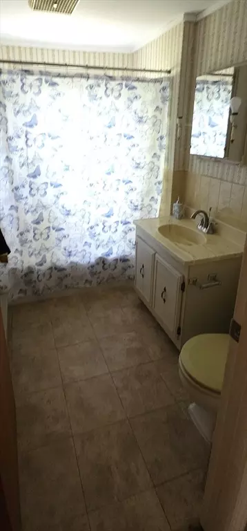 Bath - 45 Circuit Ave E, Worcester, MA 01603 photo 2 of 2
