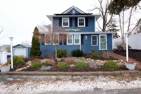 19 Maple St, Buzzards Bay, MA 02532