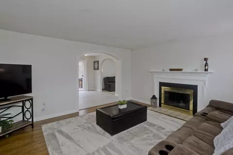 9 Post Rd, Chicopee, MA 01020 photo 3