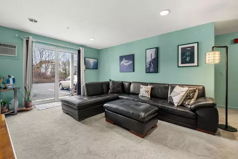 Living - 2 Ocean Ave #1M, Gloucester, MA 01930 photo 2 of 6