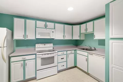 Kitchen - 2 Ocean Ave #1M, Gloucester, MA 01930 photo 2 of 6