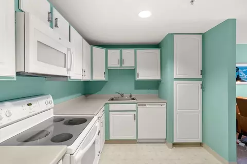 Kitchen - 2 Ocean Ave #1M, Gloucester, MA 01930 photo 4 of 6