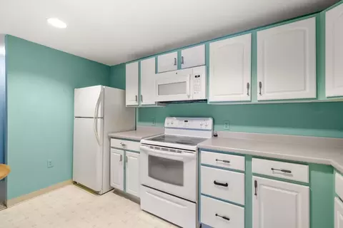 Kitchen - 2 Ocean Ave #1M, Gloucester, MA 01930 photo 5 of 6
