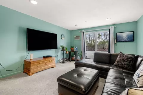 Living - 2 Ocean Ave #1M, Gloucester, MA 01930 photo 5 of 6