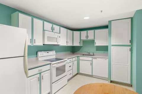 Kitchen - 2 Ocean Ave #1M, Gloucester, MA 01930 photo 3 of 6