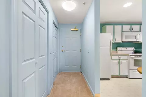 Entry Way - 2 Ocean Ave #1M, Gloucester, MA 01930 photo 2 of 3