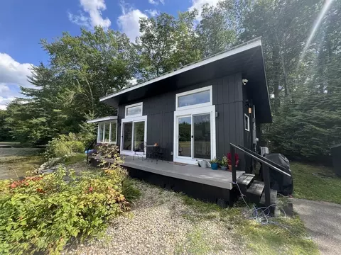 102 River St, Rochdale, MA 01542