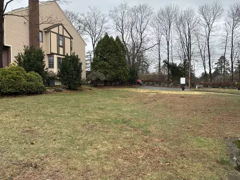 154 Brook Farm Rd, Boston, MA 02132