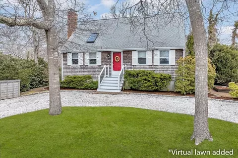 40 Woodside Dr, Falmouth, MA 02536