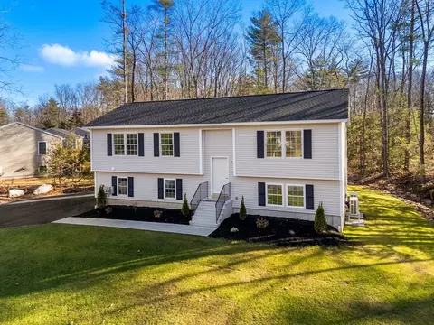 104 Hilltop Dr, Southbridge, MA 01550