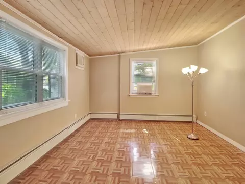 Living - 69 Appleton St, Saugus, MA 01906 photo 2 of 5